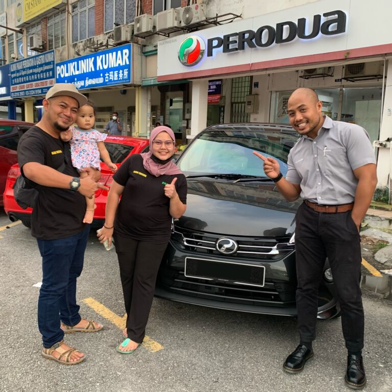 Gambar delivery kereta Perodua bersama customer 8