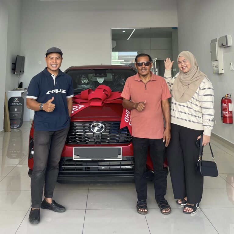 Gambar delivery kereta Perodua bersama customer 18